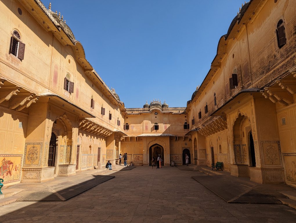 The courtyard of Nahargarh Fort / Tiger Fort