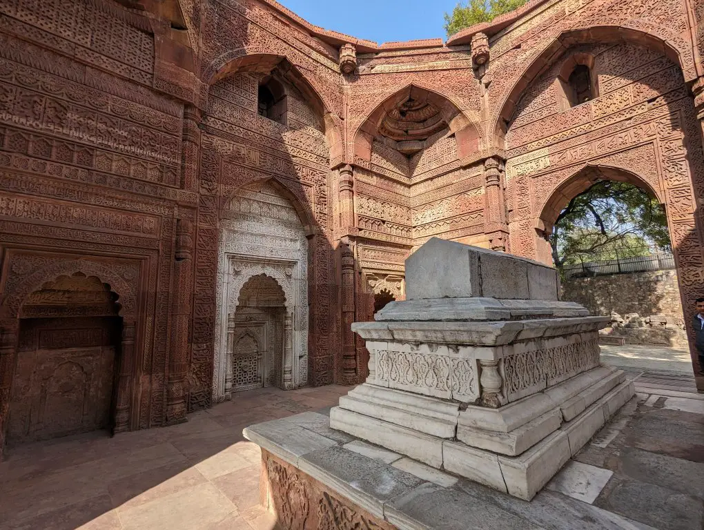 Qutub Minar - Insiee a tomb